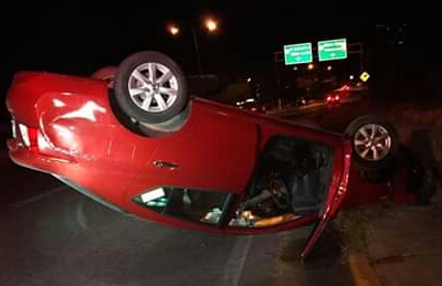 Joven chofer pierde control del volante y vuelca