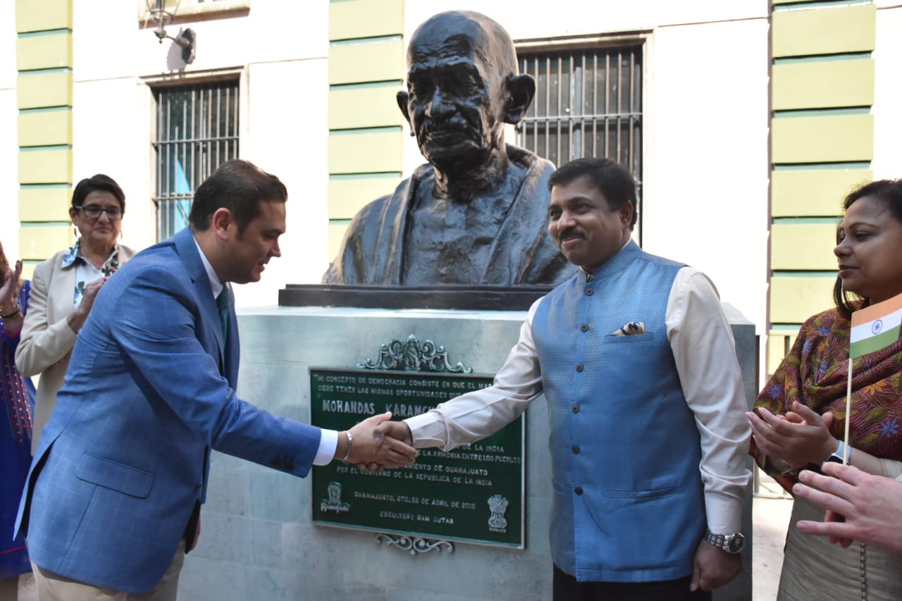 Develan busto de Mahatma Gandhi