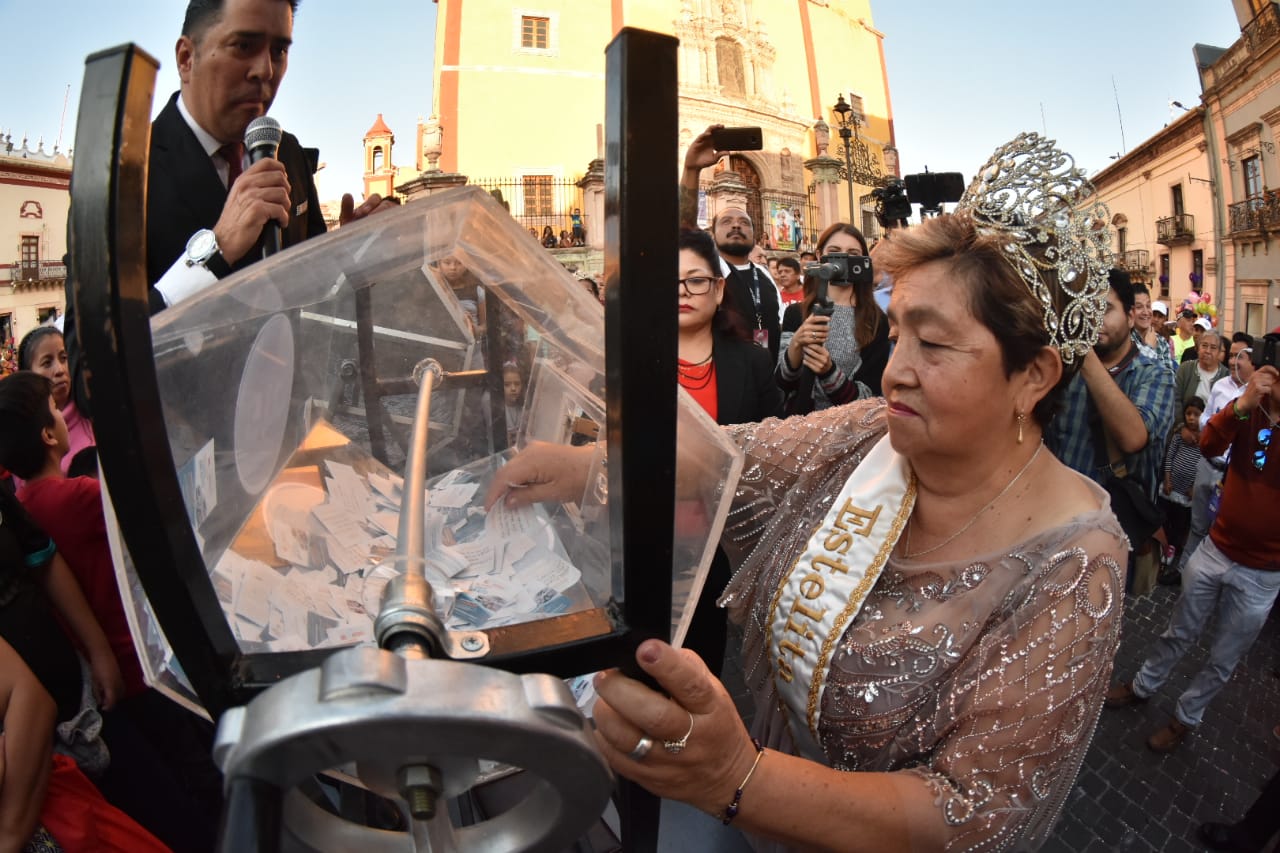 Tres mujeres y un hombre ganan sorteo de la capital