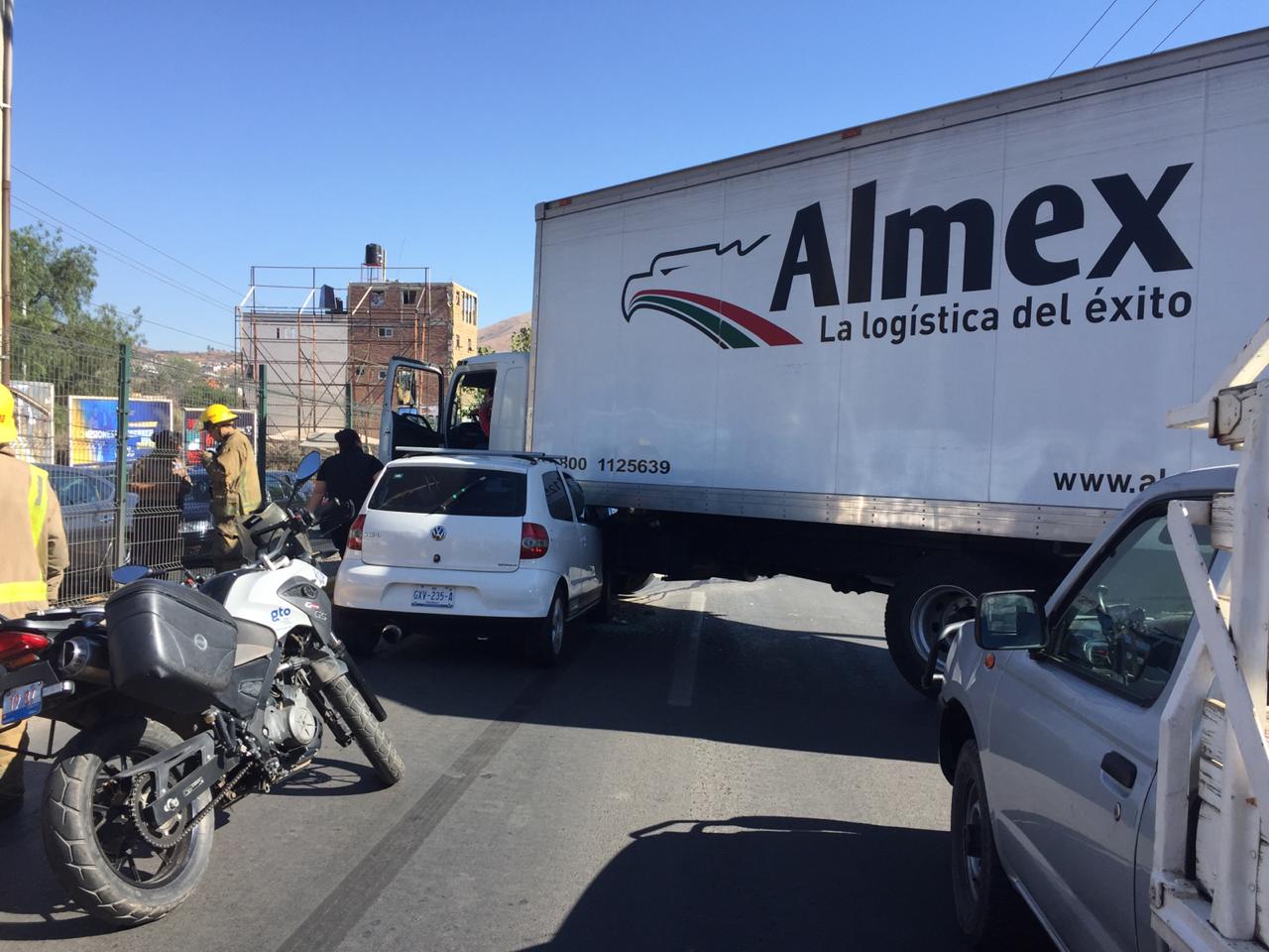 Cocha contra camión en la Euquerio Guerrero