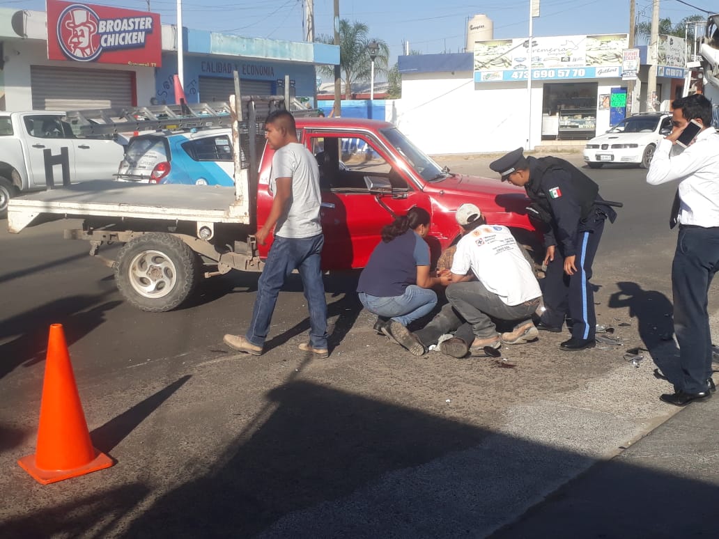 Choca camioneta contra motocicleta