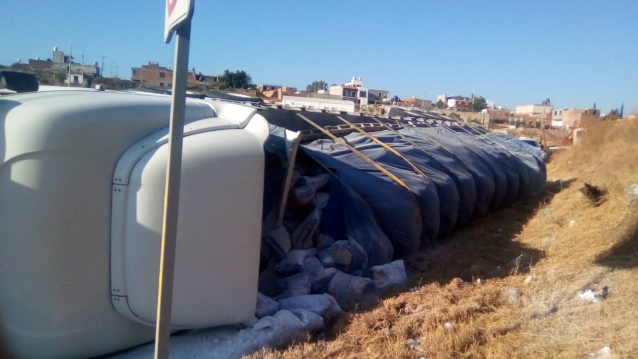 Vuelca trailer que transportaba bultos de cal en Santa teresa