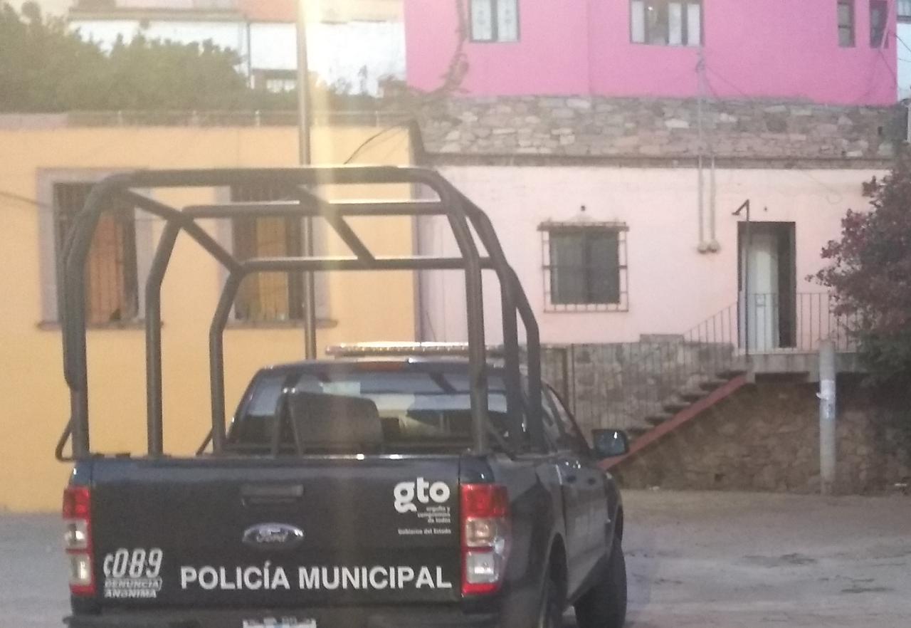 Hallan a joven muerto en su casa, investigan suicidio