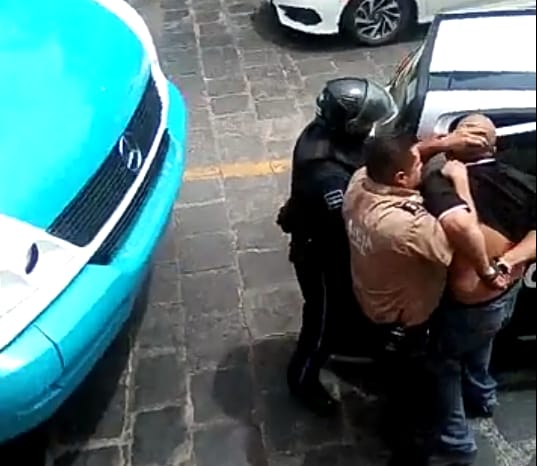 Detienen a chofer por atacar a policías