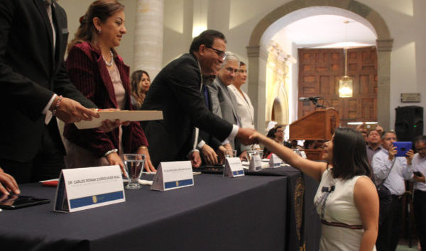 Realiza UG premiación de excelencia académica