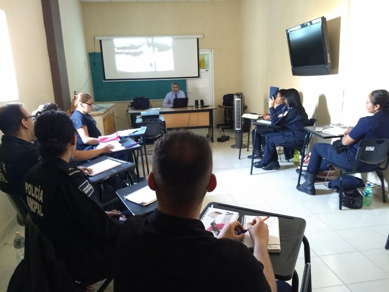 Se especializa policía capitalina en atención a víctimas