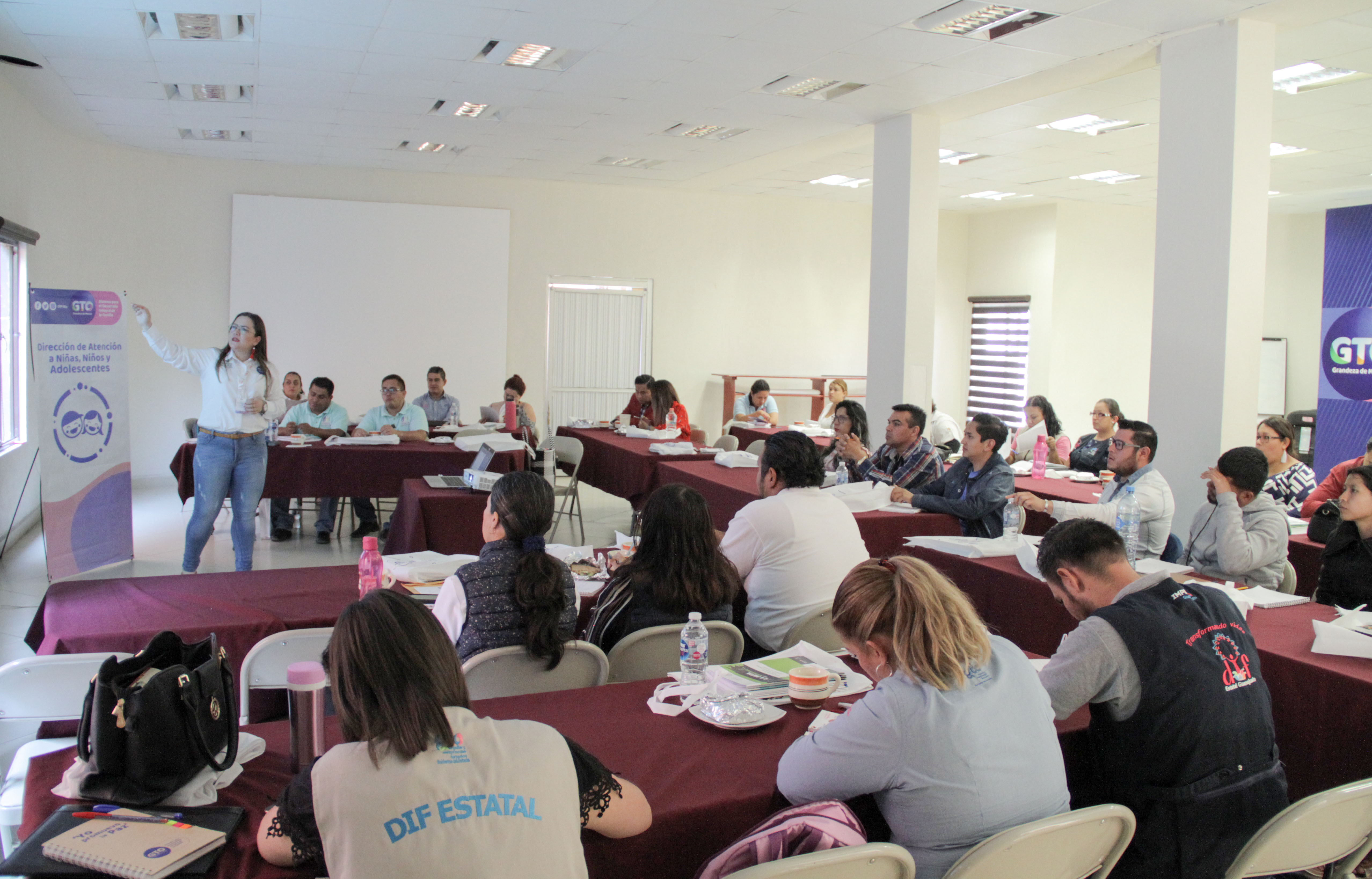 Capacitan a personal de los SMDIF