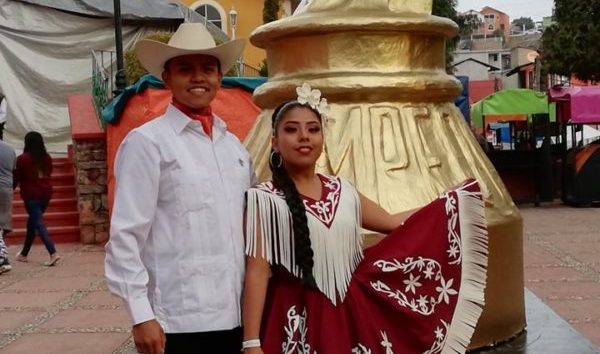 Estudiantes representan a la UG en concurso de Huapango Huasteco