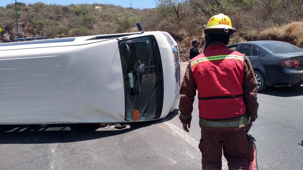 Vuelca camioneta y desquicia el tránsito