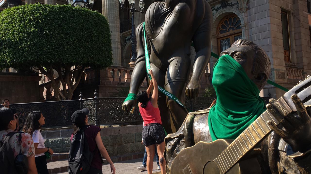 Intervienen estatuas para pedir legalizar aborto
