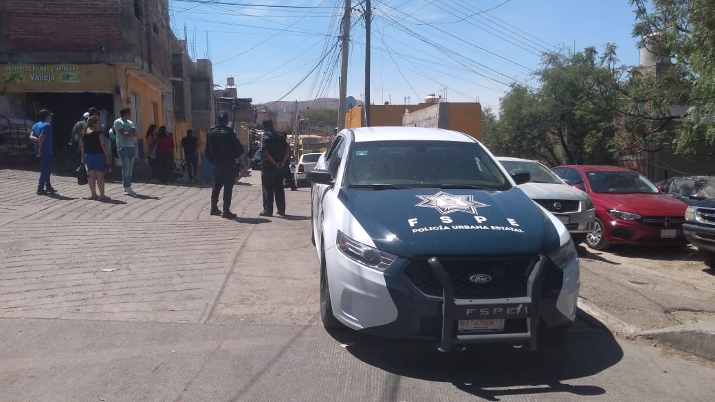 Se enfrentan policías y grupo armado; policía resulta herido