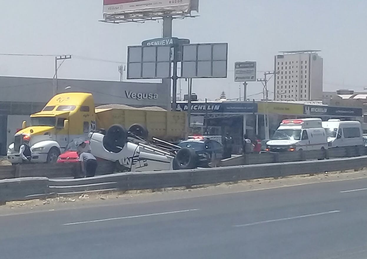 Queda camioneta encima de barra de contención