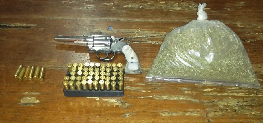 Policías auxilian a mujer y decomisan arma y droga