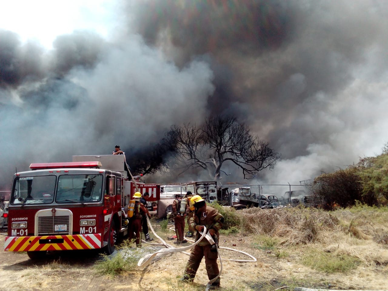 Incendio consume vehículos en una pensión
