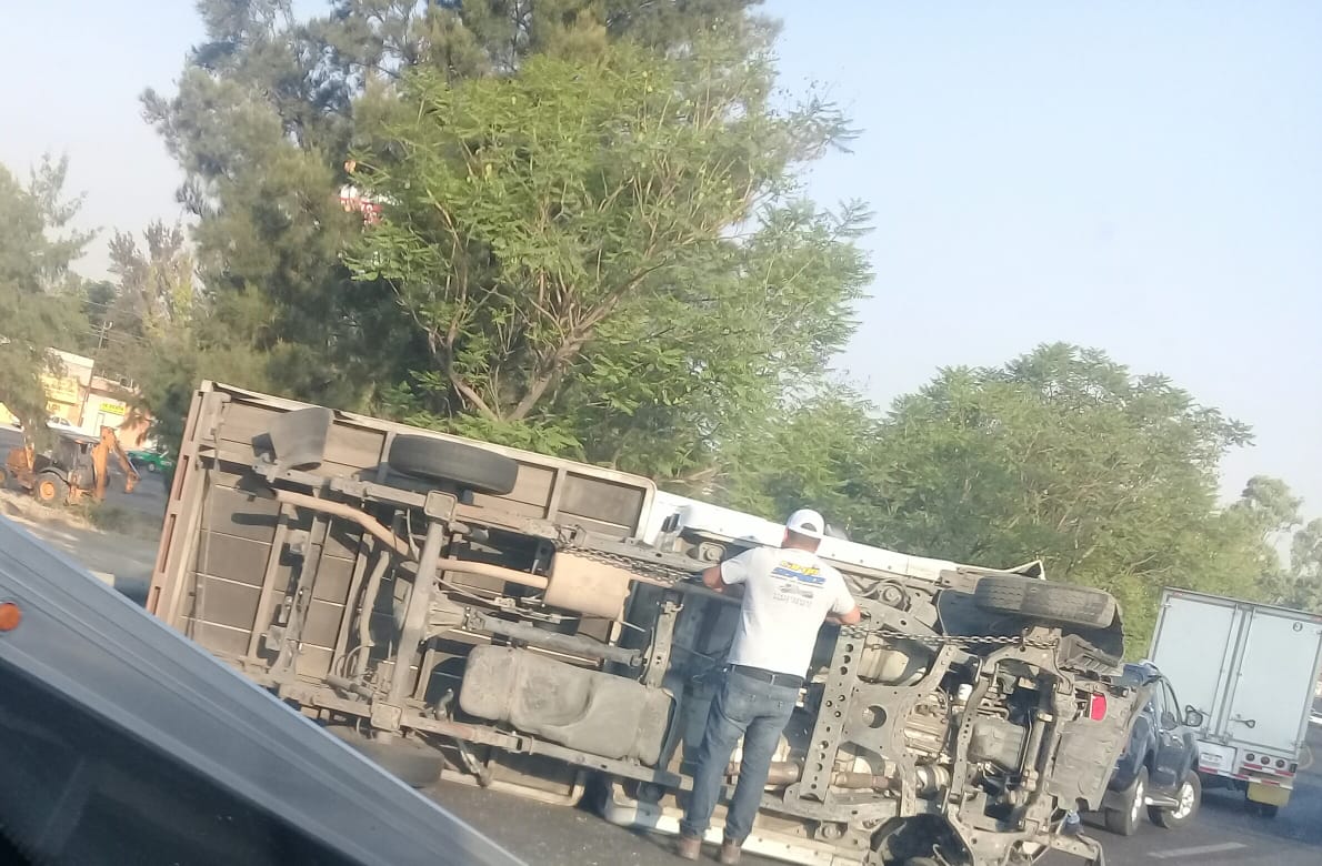 Se lesiona chofer en volcadura