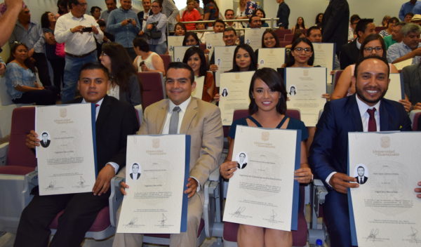 Egresados de la DICIS reciben su título universitario