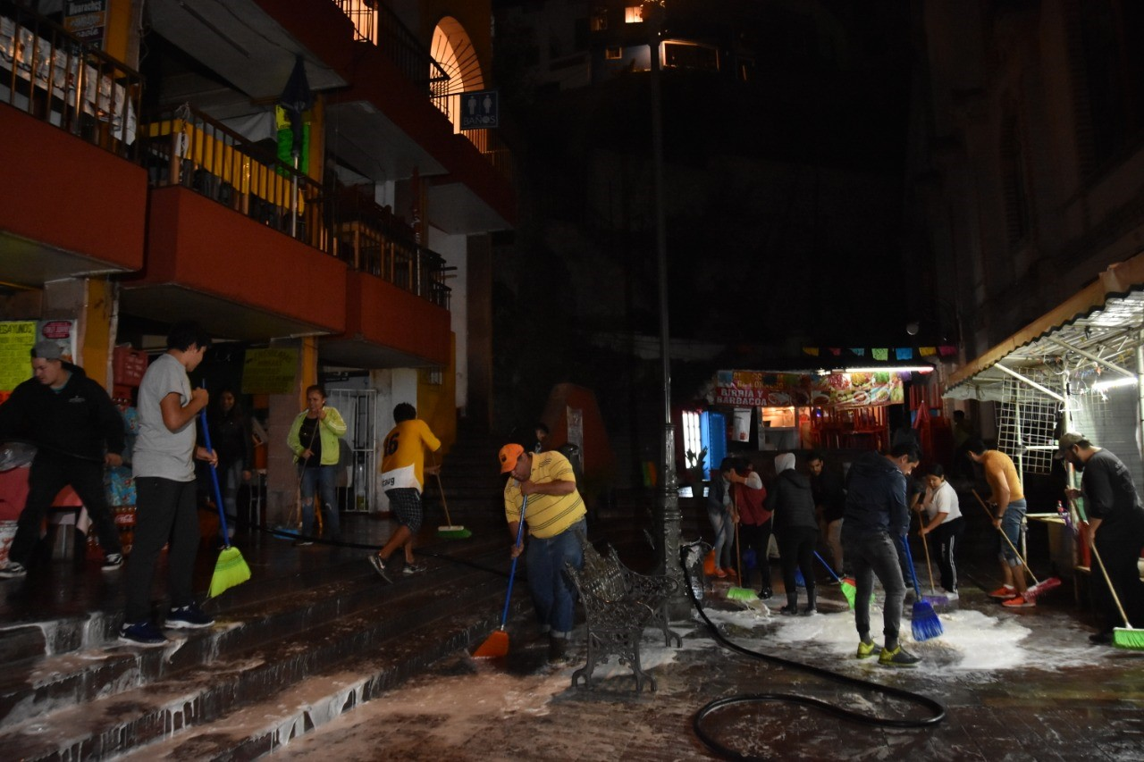 Apoyan locatarios del mercado Hidalgo en limpieza