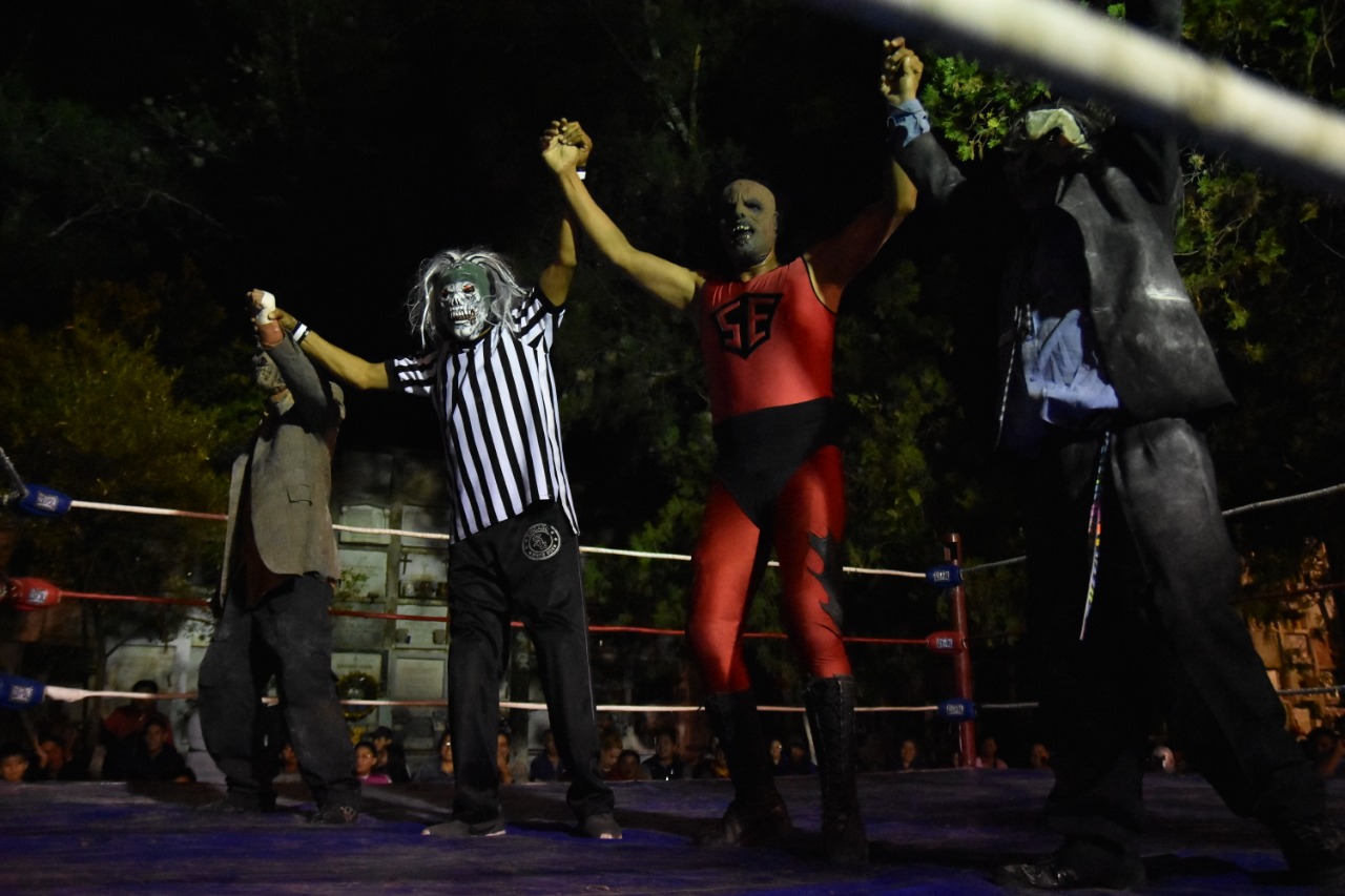 Entre tumbas, se vivió noche de lucha libre