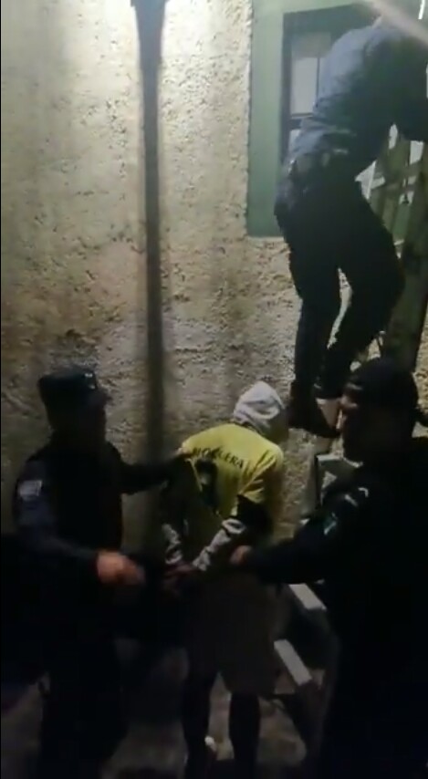 Detienen a hombre adentro de un domicilio