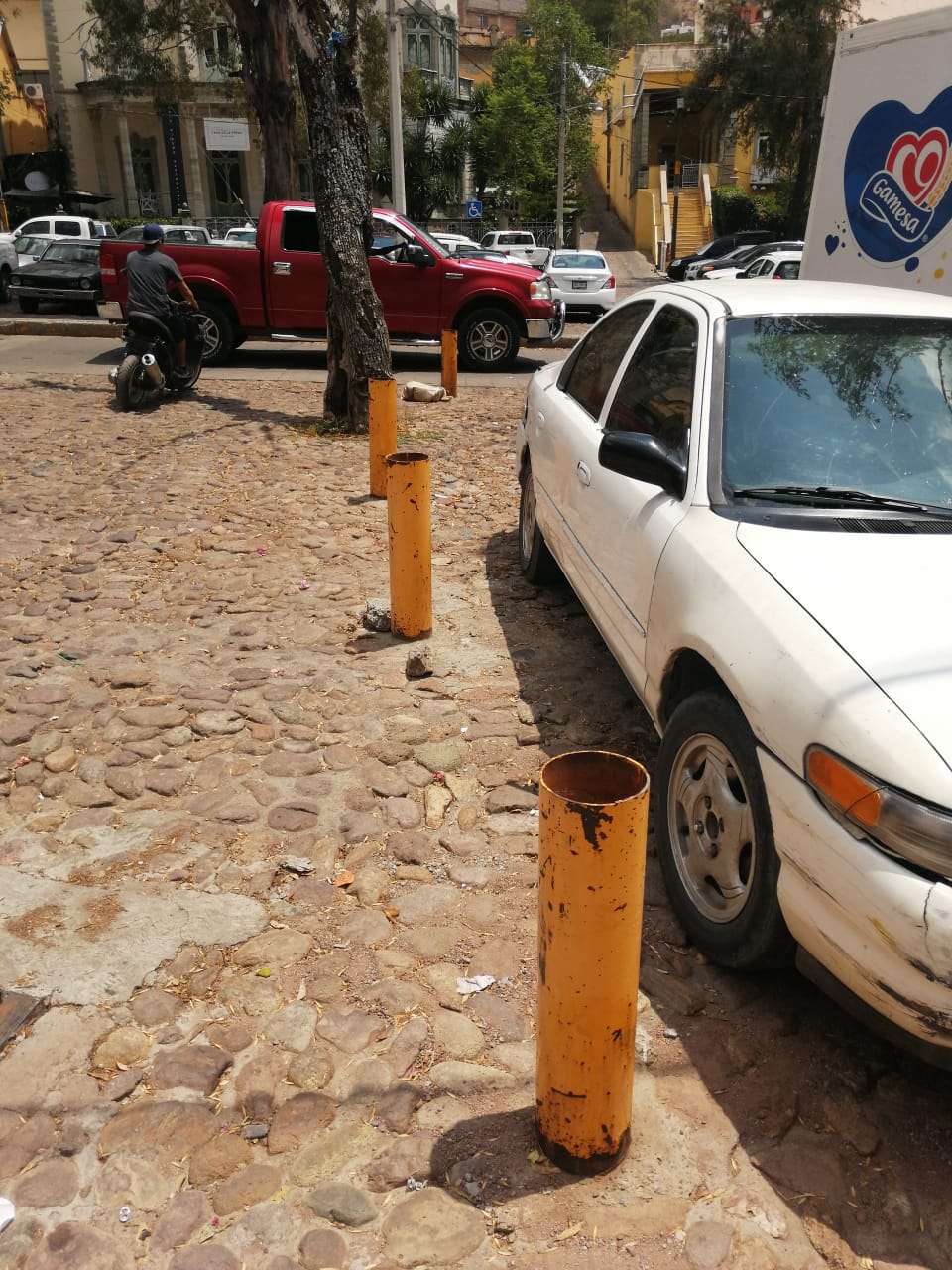 Anuncian retiro de postes y cadenas en vialidades estatales