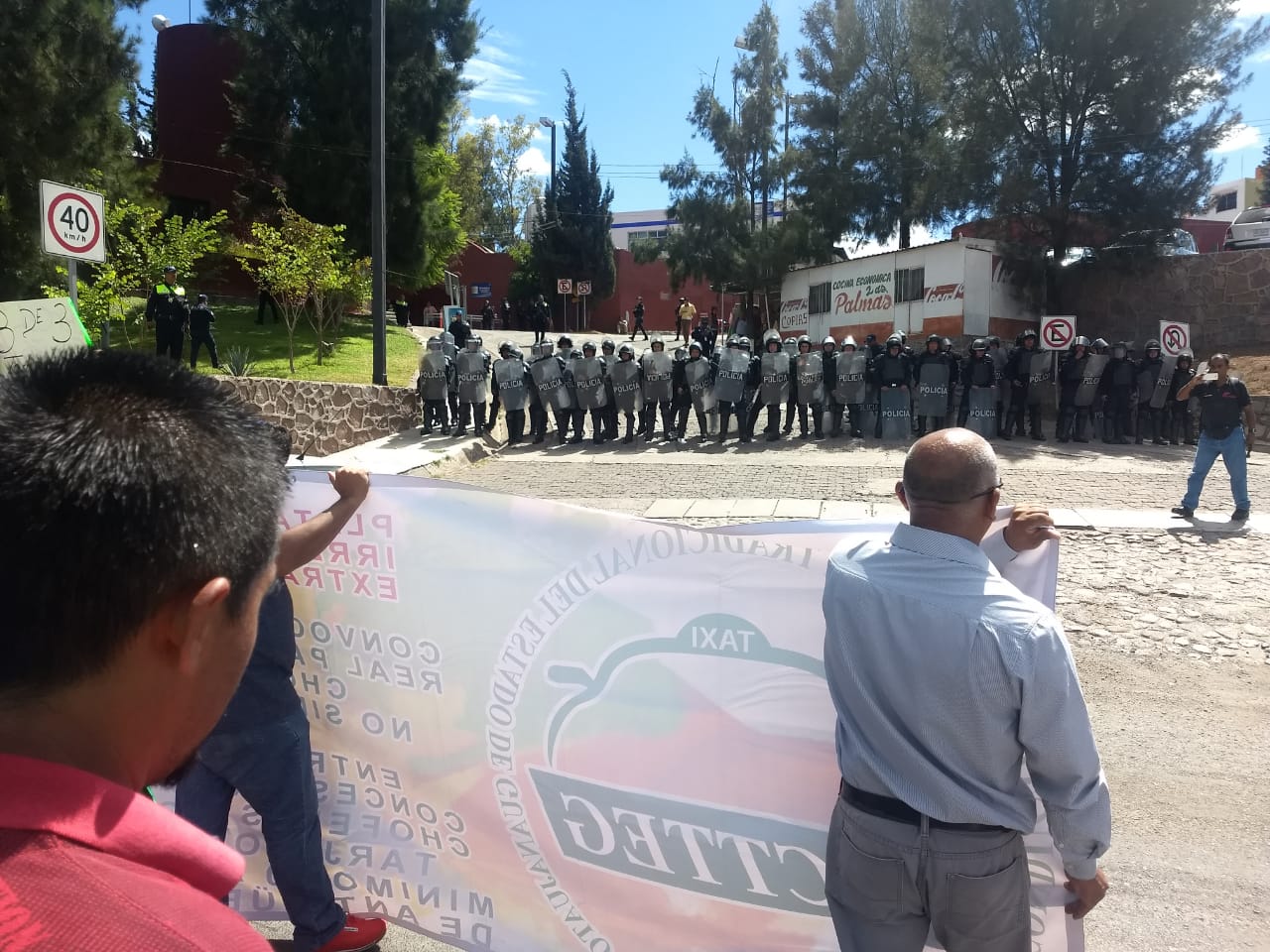Marchan taxistas contra Ubers; gobernador propone reforma