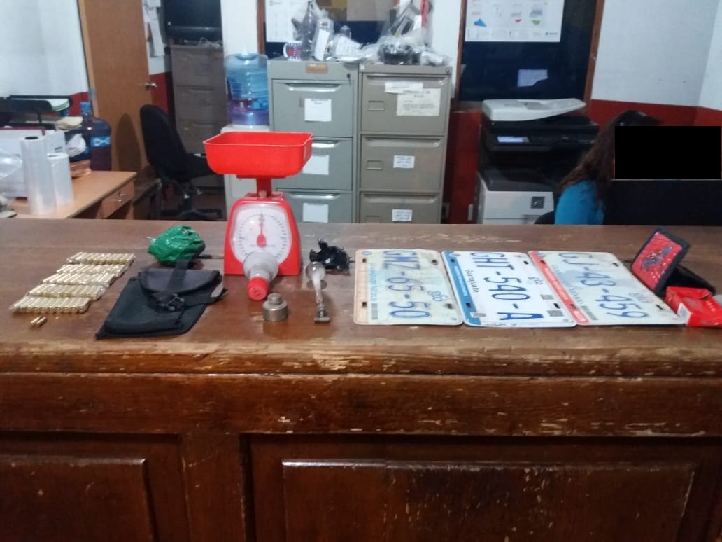 Policías detienen a tres hombres con 50 cartuchos de arma de fuego