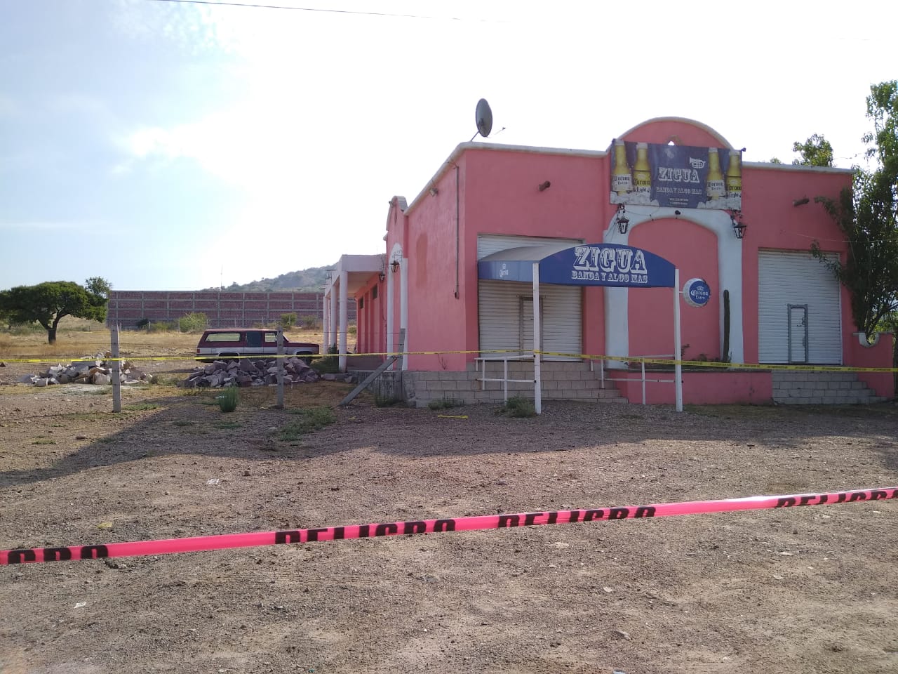 Muere hombre afuera de antro
