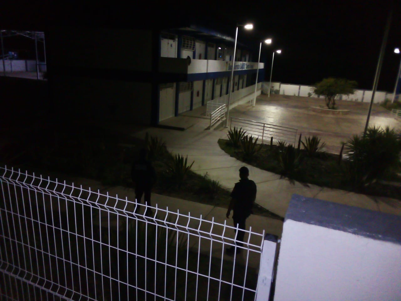 Policías frustran robo en plantel educativo