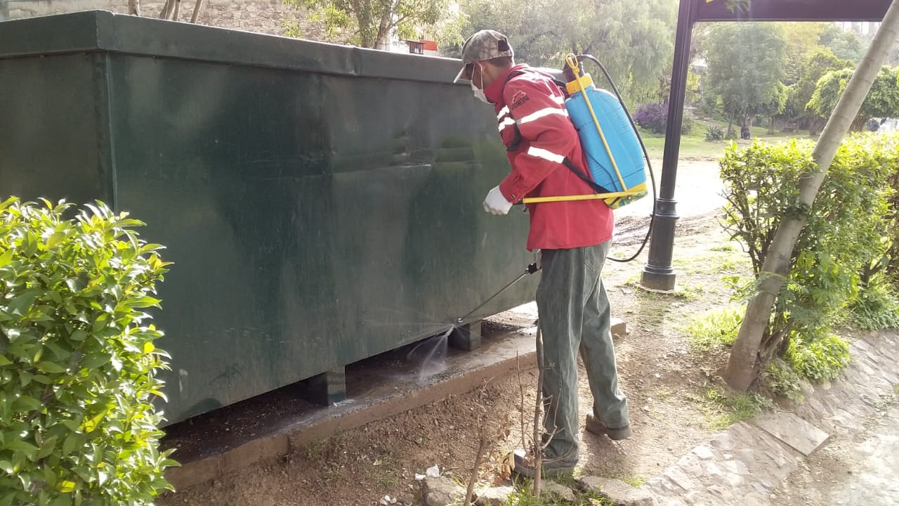 Fumigan contenedores de basura