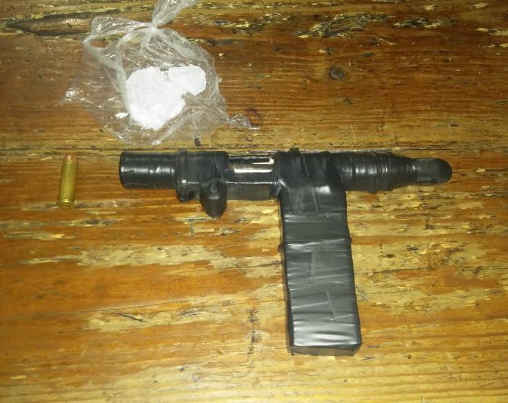 Detienen a supuesto ladrón con arma de fuego