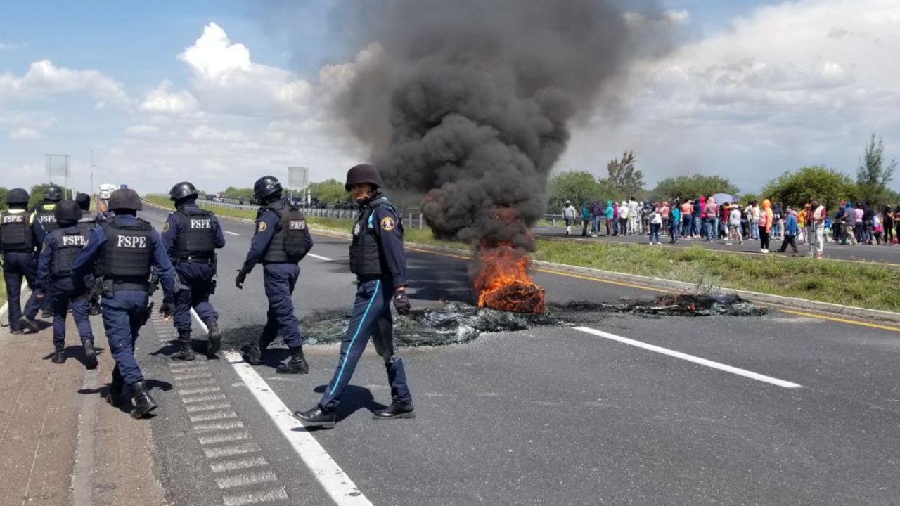 Bloquean carretera Celaya-Salamanca; nuevamente incendian autos