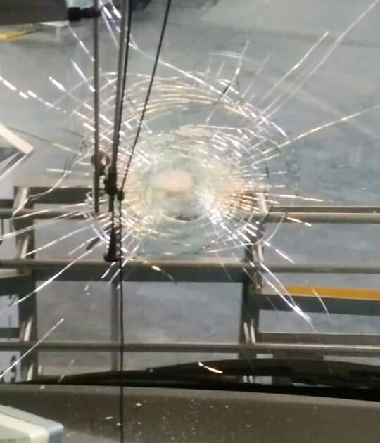 Apedrean ahora a un autobús
