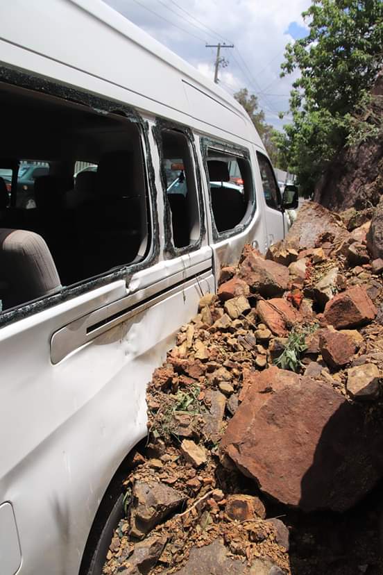 Queda atrapada camioneta por desgajamiento de cerro
