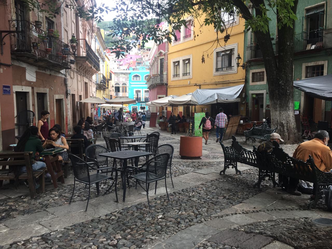 Quitan sillas y mesas de 13 restaurantes por no pagar permiso