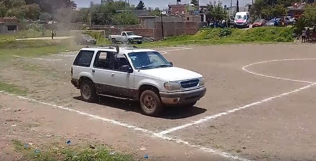 Provoca camioneta miedo en campo de fútbol infantil