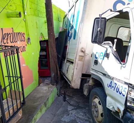 Destroza camión la fachada de dos locales y una casa