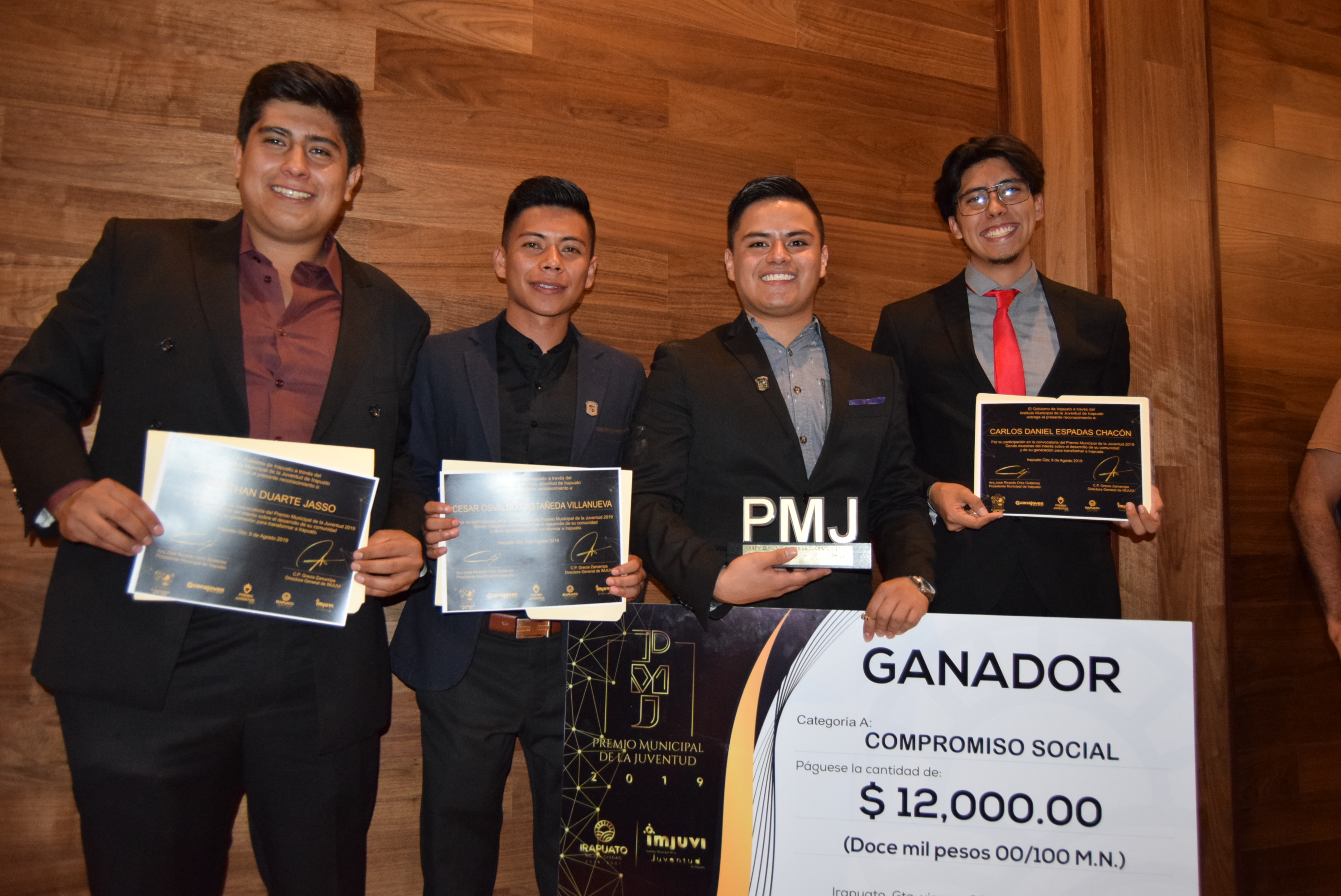Distingue IMJUVI a estudiante UG por su compromiso social