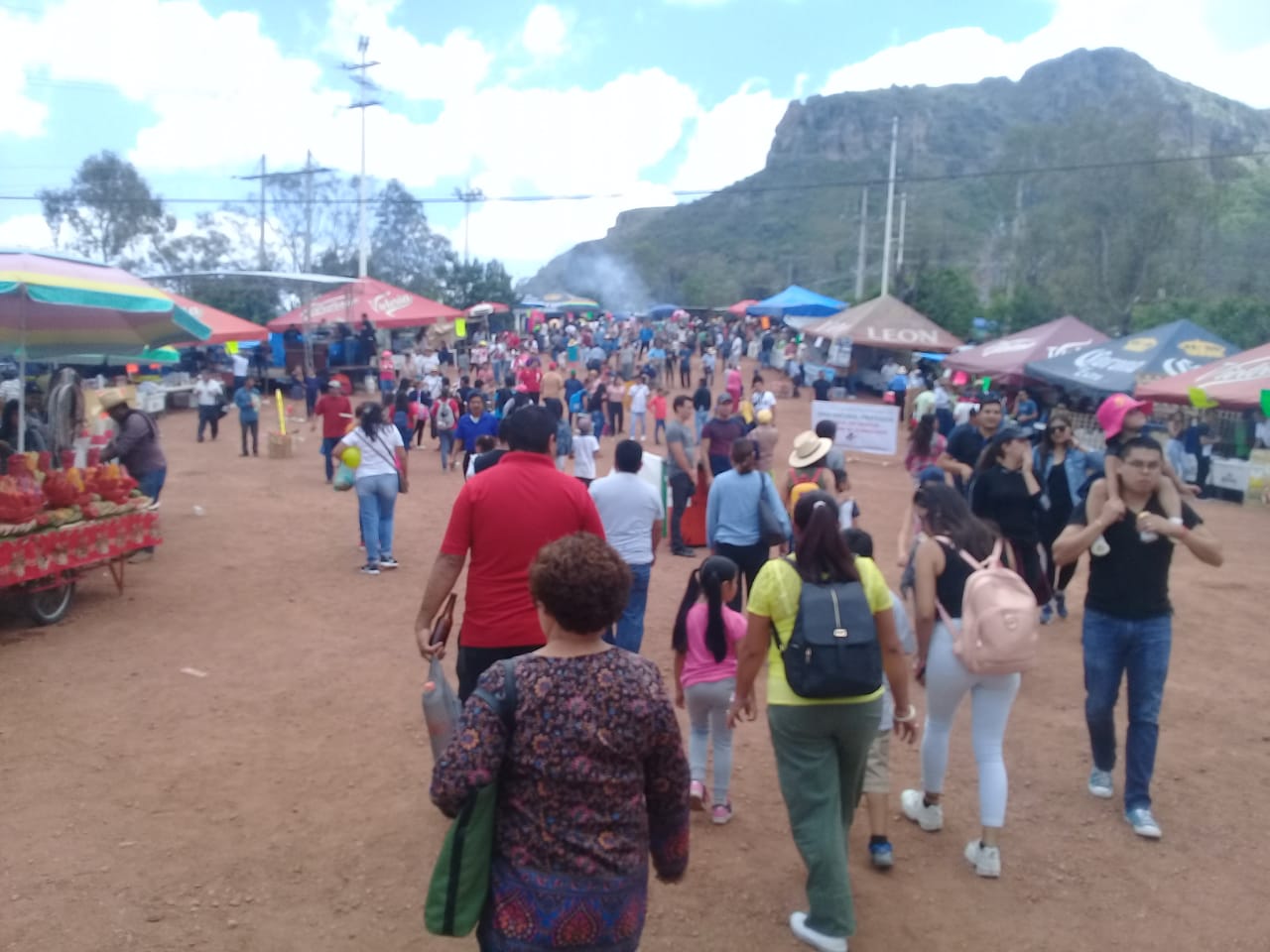Acuden miles de personas a la fiesta de la Cueva