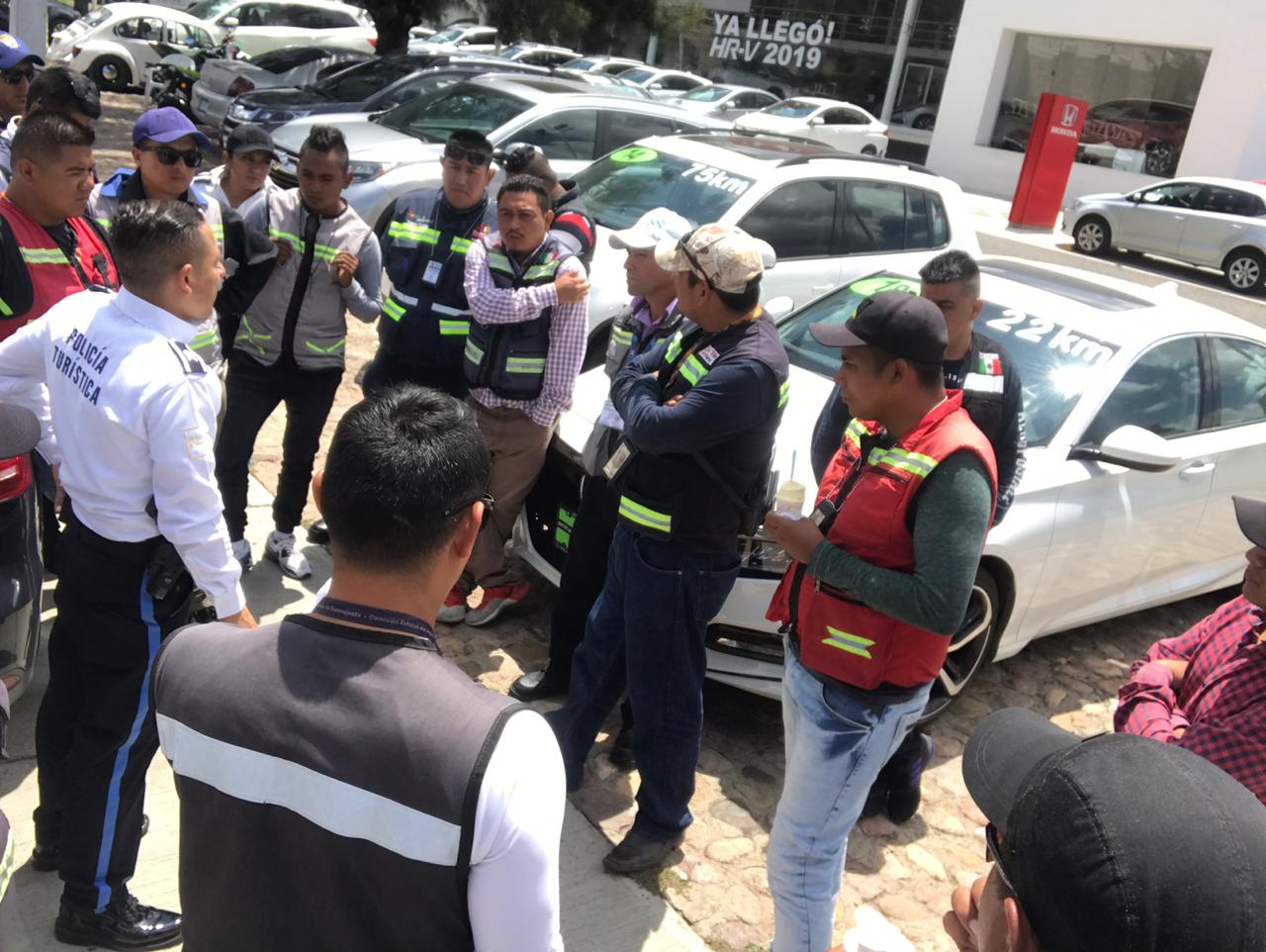 Aceptan guías turísticos portar uniformes para mejorar la imagen de la capital