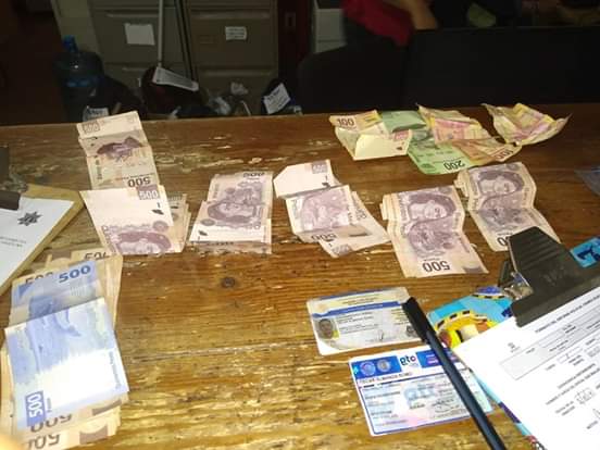 Traía documentos de conducir ajenos y mucho dinero