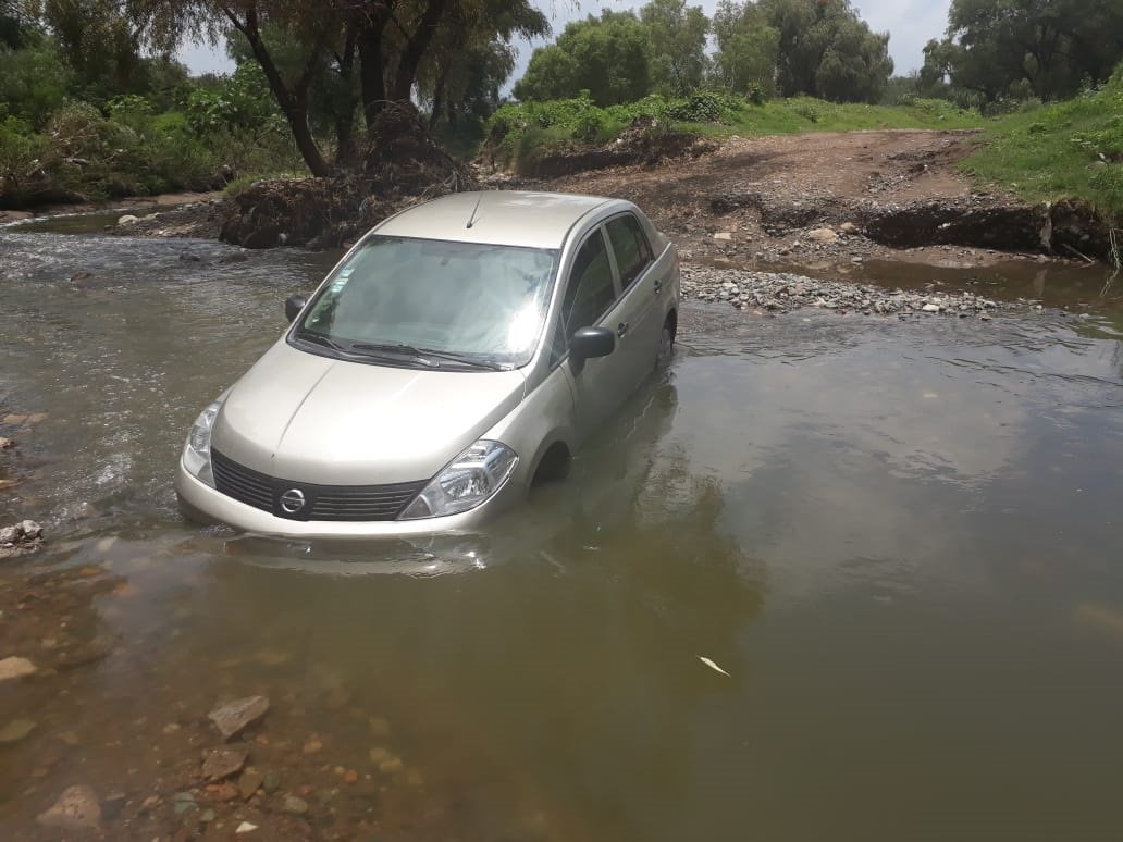 Mujer queda atrapada en su auto al intentar cruzar el río