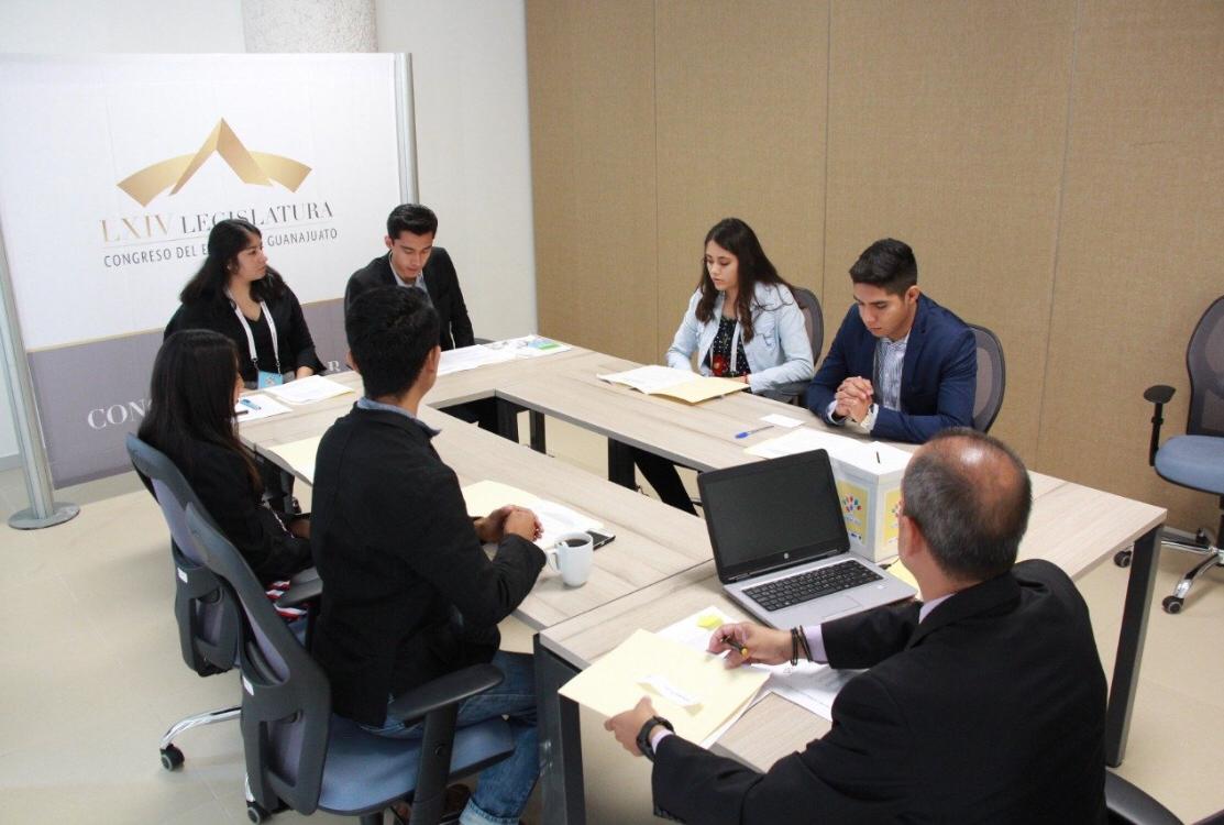 Trabajan en comisiones  diputados juveniles