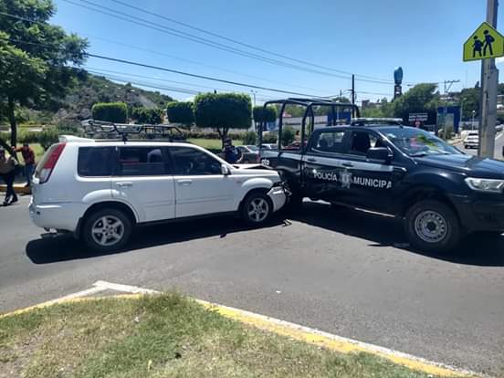 Choca camioneta contra patrulla
