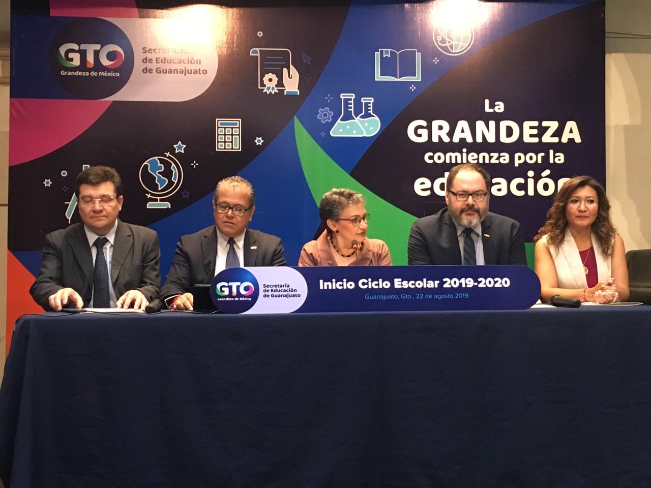 Van en el 60 por ciento de entrega de libros escolares