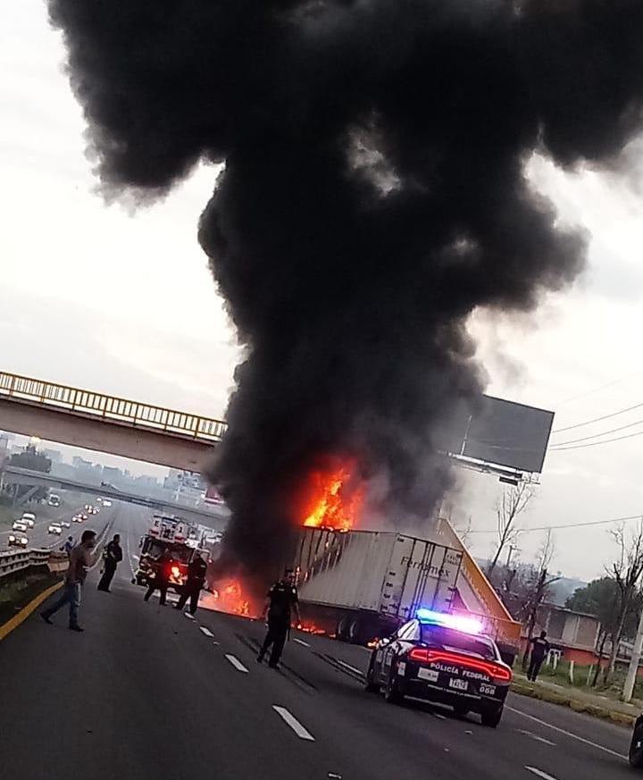 Se incendia tráiler y muere mujer