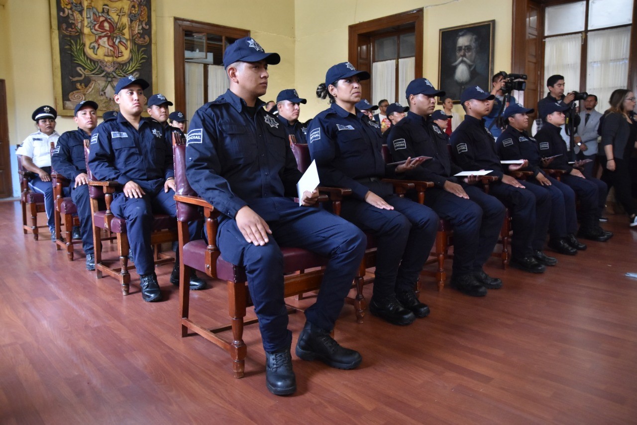 Becan a policías aspirantes