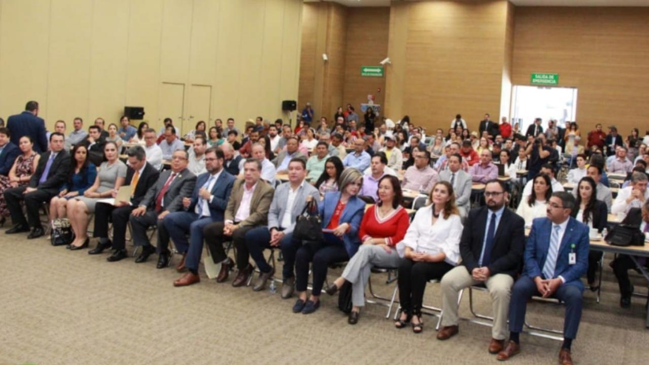 Imparten conferencia sobre el Derecho de Alumbrado Público
