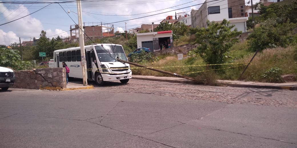 Cae poste sobre camión