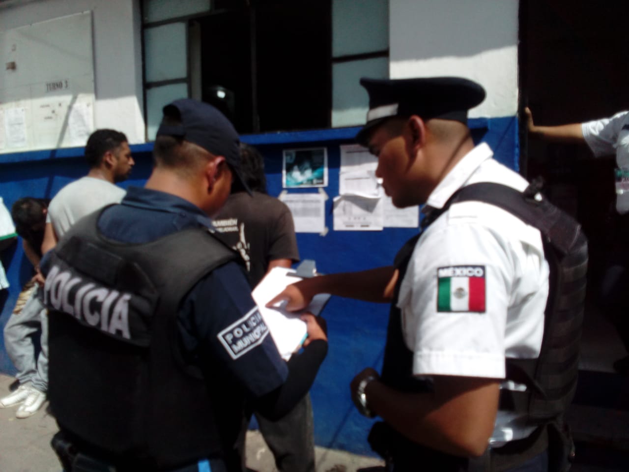Meto manos al fuego por los policías: alcalde