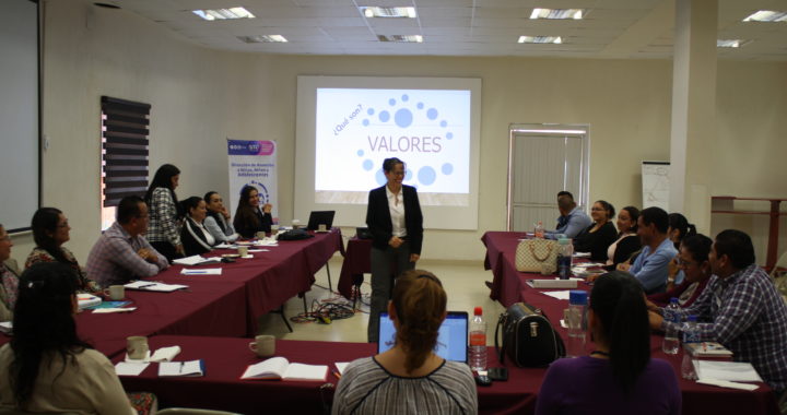 Capacitan a servidores públicos en atención a familias
